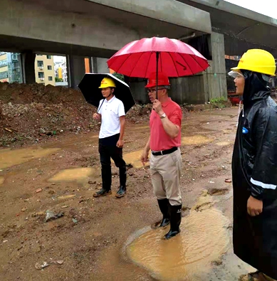 心系工地，夜不能寐——集團(tuán)董事長(zhǎng)孔德穩(wěn)冒雨到十八大項(xiàng)目現(xiàn)場(chǎng)檢查指導(dǎo)工作
