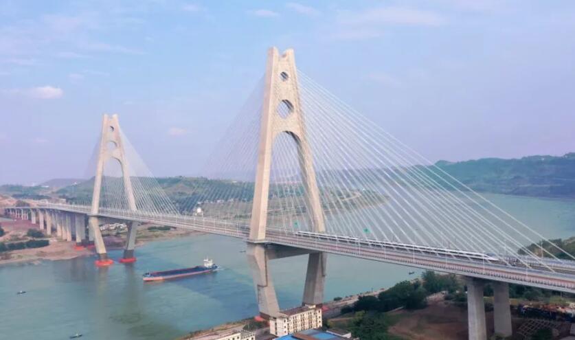 世界首座采用公路和高鐵同層！試驗(yàn)列車駛過臨港公鐵兩用長江大橋